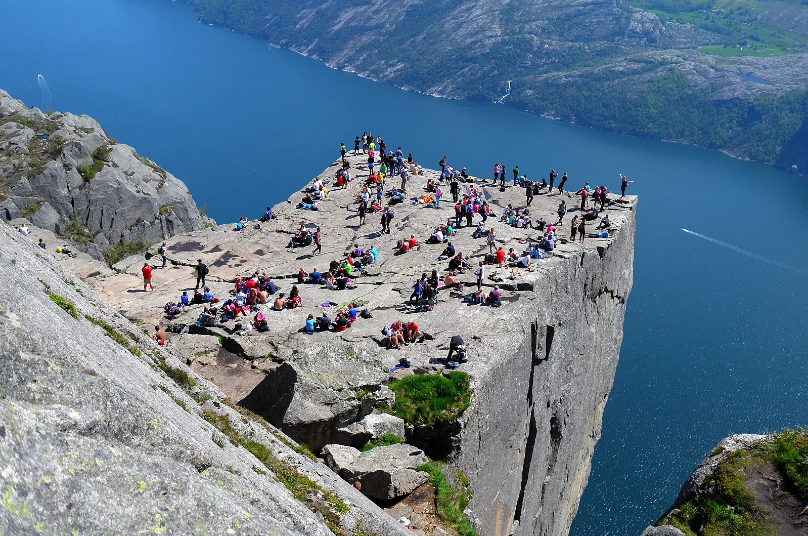 Preikestolen (604 moh) -  Fjellplatået i Lysefjorden