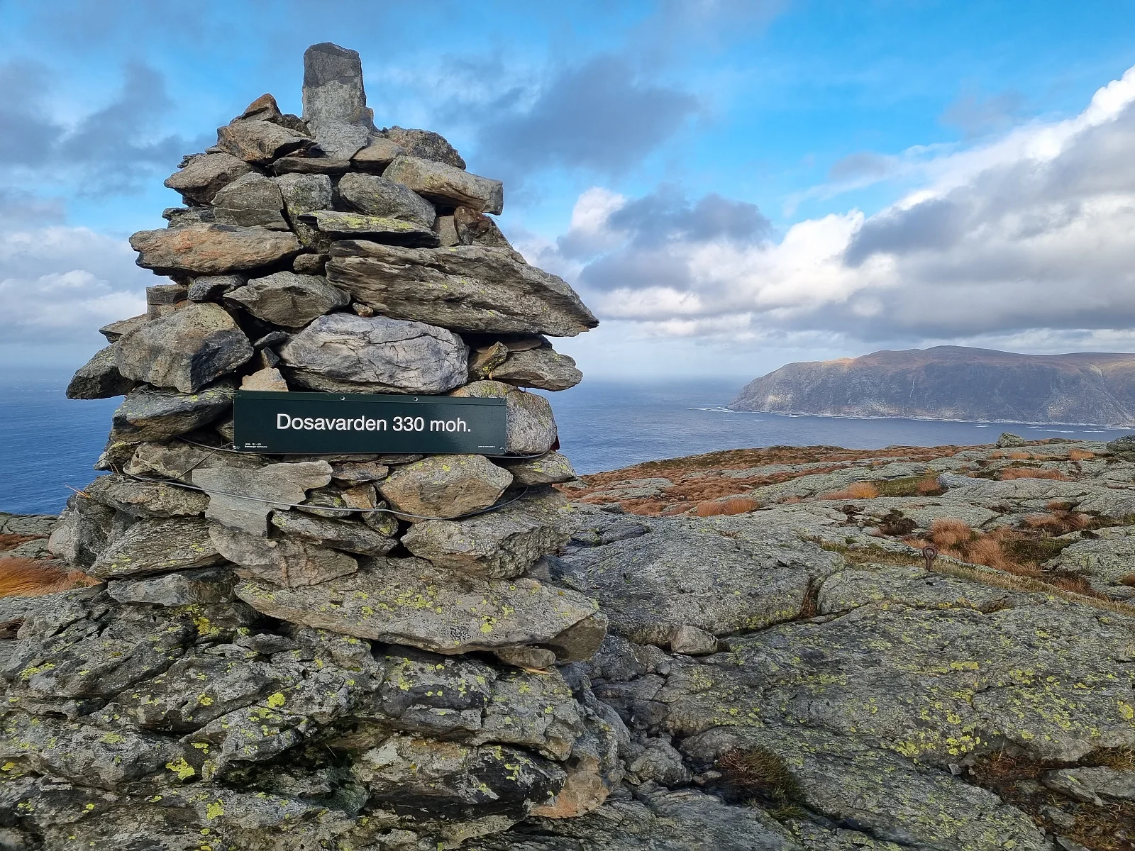 Fjelltur til Dosavarden (330 moh) over øyen Frøya